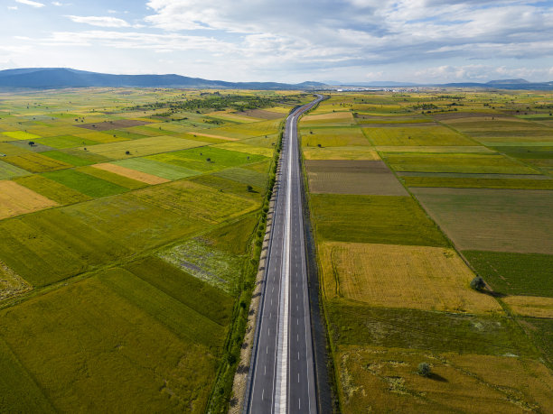 双柏油路和农业区的可持续农业区图片下载