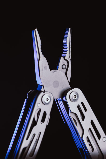 一把瑞士军刀，刀柄上有蓝色的钳子图片下载