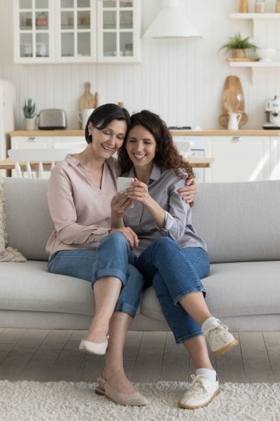 快乐的成熟母亲和成年女儿的孩子自拍图片下载