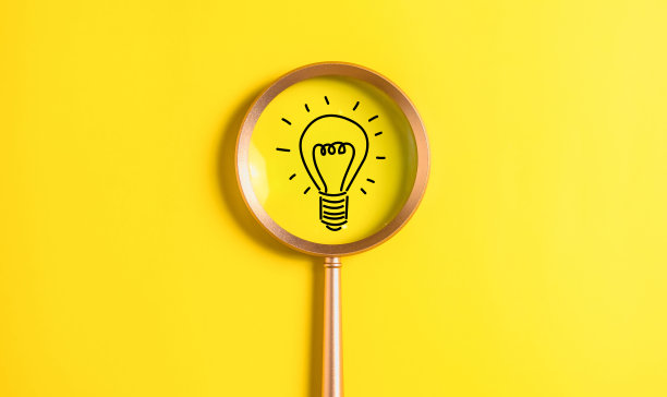 放大镜上的灯泡图标。在干净的背景上有新的设计理念。图片下载