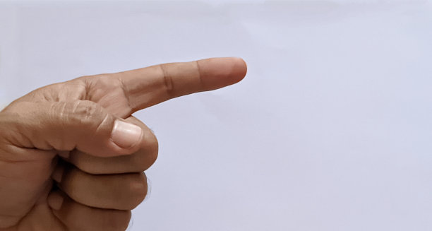 用来烧干树叶的细灰图片下载