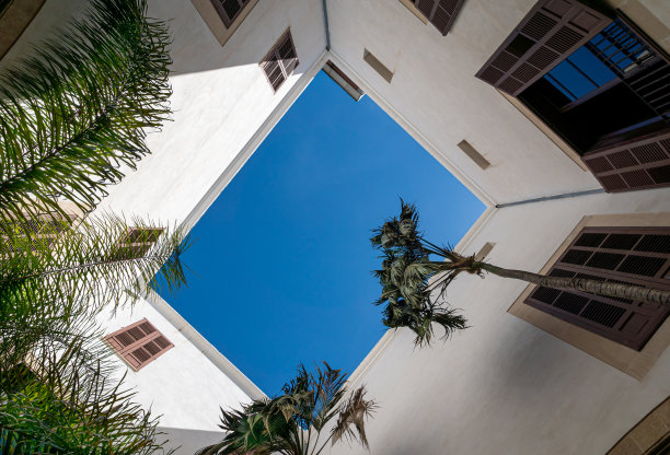 建筑物对着天空的低角度视图图片下载