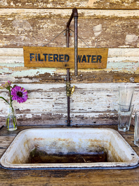 乡村过滤水龙头和户外水槽图片下载