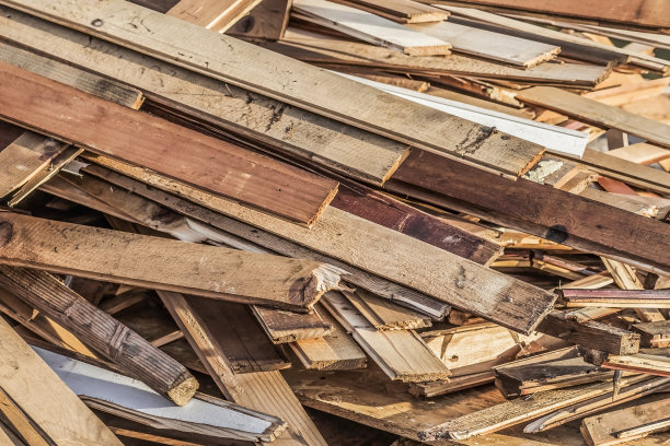 一堆开裂、腐烂、废弃的松木木板图片下载