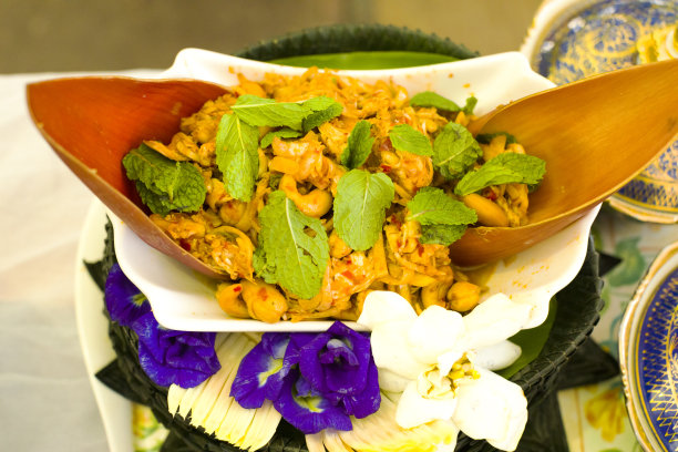 麻辣泰式香蕉花腰果粉配薄荷叶图片下载