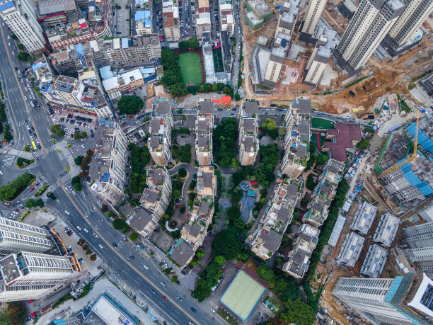 鸟瞰图，城市中密集的高层建筑和高速公路图片下载