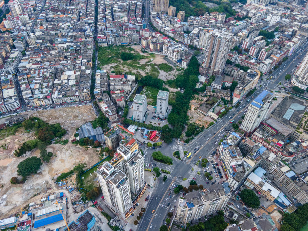 鸟瞰图，城市中密集的高层建筑和高速公路图片下载