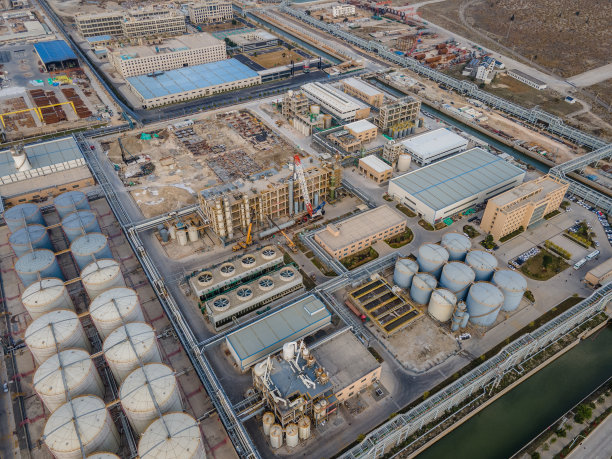 海边一家大型能源化工厂的鸟瞰图图片下载