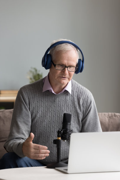 严肃成熟的网红为博客录制演讲图片下载