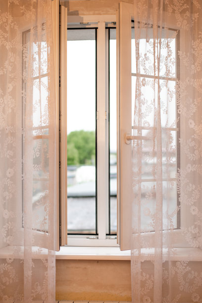 白色老房子里的窗户图片下载