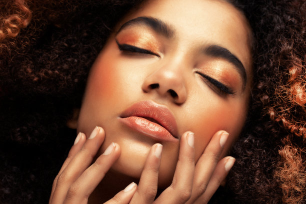 时尚与美容理念:迷人的非裔美国女性闭着眼睛图片下载