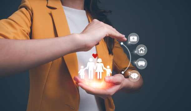 双手在家人的剪纸周围做着保护的手势。保护家庭，保险，家庭暴力，世界精神卫生日，国际家庭日，家庭日，家庭关怀理念。图片下载