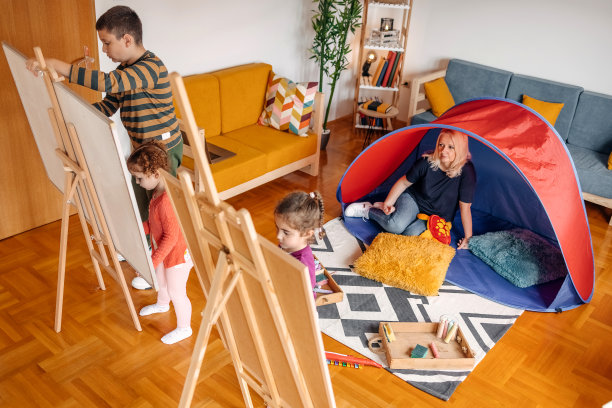 孩子们在家里用粉笔在黑板上画画图片下载