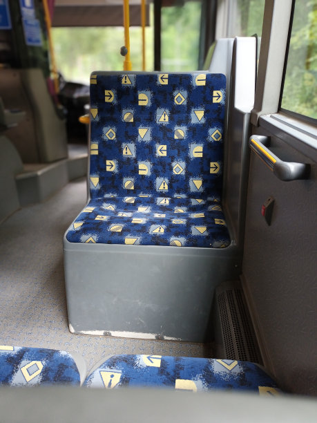 城市公共汽车的内部。带有交通标志设计的蓝色座椅图片下载