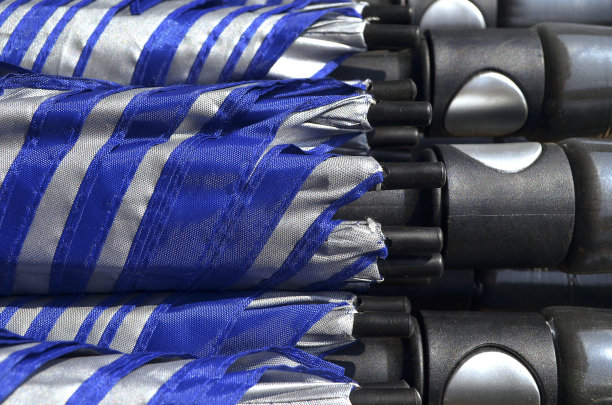 一堆紧闭的银伞。折叠图片下载