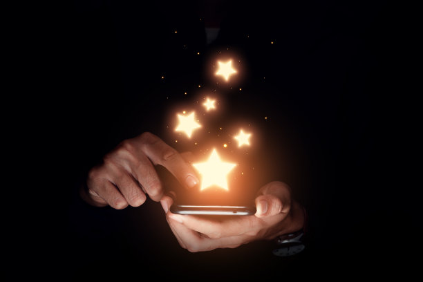 用五星评价产品和服务的智能手机。图片下载