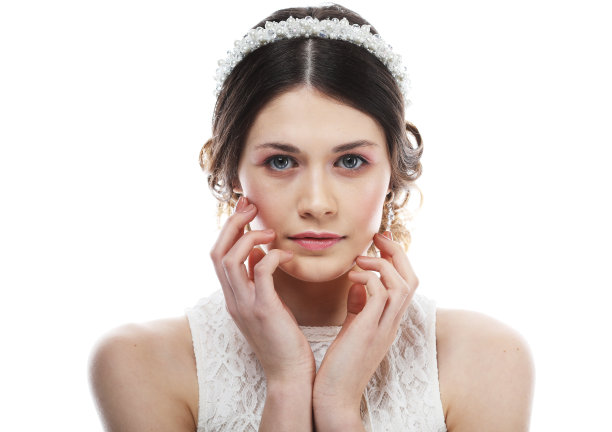 珠宝、奢侈品、婚礼和人的概念:年轻的新娘头上戴着华丽的王冠。图片下载