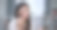 美丽的年轻亚洲女性博主向我们展示了如何化妆和使用化妆品图片下载