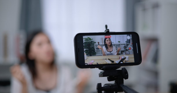 年轻美丽的亚洲女博主向我们展示了如何在家化妆图片下载