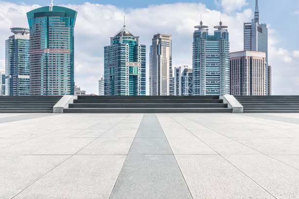 广场人行道和城市摩天大楼图片下载