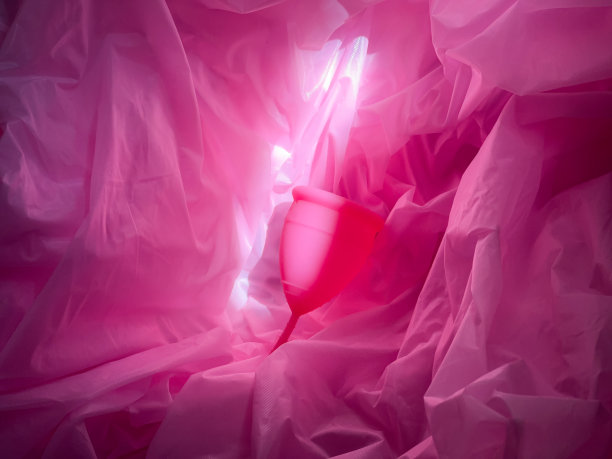 粉红色半透明面料折叠的月经杯图片下载