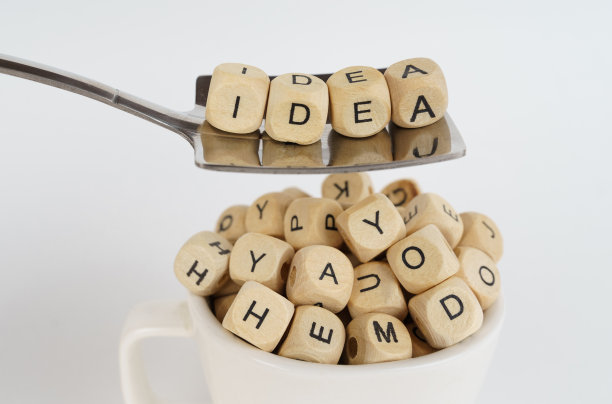 杯子里有写着字母的立方体，勺子上有写着“IDEA”字样的立方体图片下载
