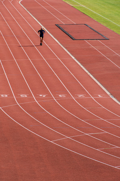 运动员在体育场跑道上的高角度照片图片下载