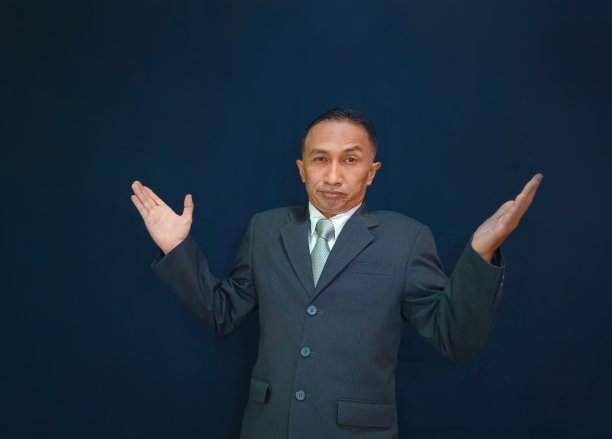 商人一脸茫然地耸耸手。我不知道表达或要求解释图片下载