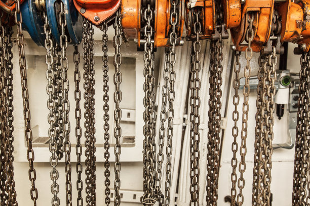 车间特写镜头中用于提升重物的链条葫芦。图片下载