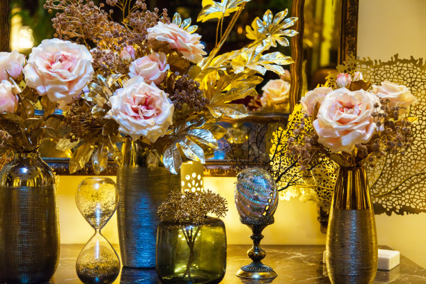 客厅镜子前的桌子上装饰着复古风格。图片下载