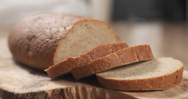 切菜板上的黑麦面包片图片下载
