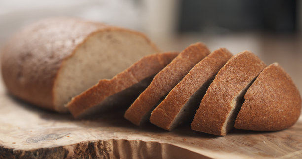 切菜板上的黑麦面包片图片下载