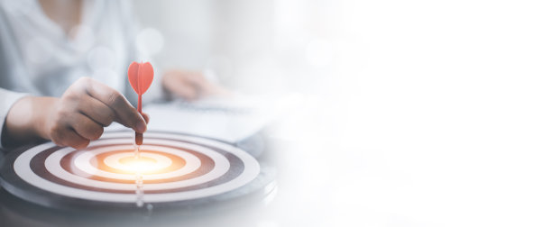 新目标与营销的经营理念，商人手握红飞镖向虚拟目标飞镖，执行营销，投资目标与目标为企业投资理念;图片下载