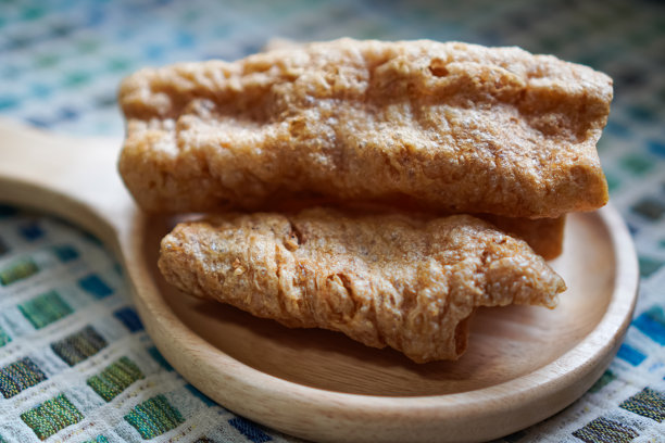 一张特写照片展示了植物性猪肉脆皮，这是一道与热糯米饭搭配的健康菜肴。图片下载