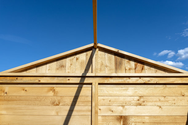 正在建造的木质花园棚屋，建在花园里的混凝土地基上。图片下载