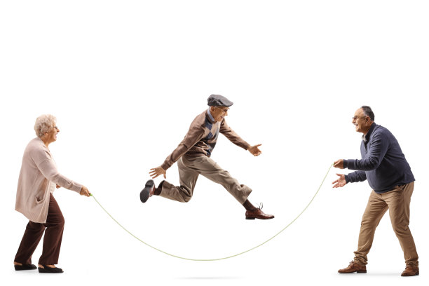 中年男人和女人拿着绳子，老年男人跳绳图片下载