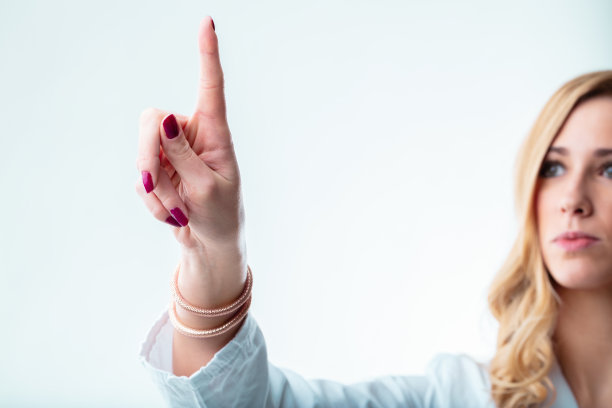 金发女郎在空中打字图片下载