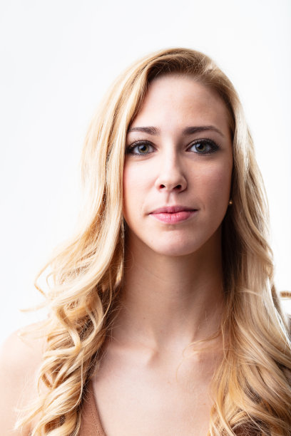 自信的金发女郎，眼睛微笑，目中无人图片下载