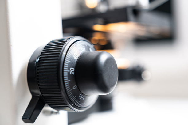 实验室科学显微镜数据分析特写，化学分析实验室医学设备研究设置图片下载