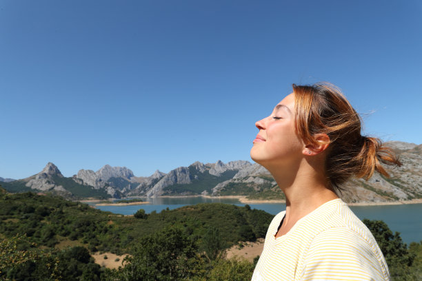 在山上呼吸新鲜空气的女人图片下载