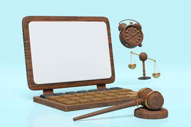 3d木制笔记本电脑与空白的电脑屏幕，法官木槌，锤子拍卖，时钟，司法尺度孤立在蓝色背景。模板，模型概念，3d渲染插图，剪辑路径图片下载
