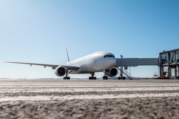 停在机场停机坪上的白色宽体客机图片下载