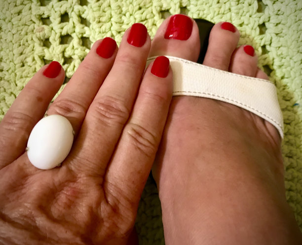 手戴白色戒指，脚穿白色凉鞋图片下载