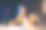 穿着芥末衬衫，戴着耳机的年轻时尚男子坐在霓虹灯下的演播室的桌子前，录制播客，对着麦克风做手势，与观众分享故事图片下载
