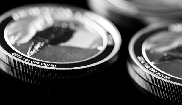 在黑镜背景上的银币特写图片下载