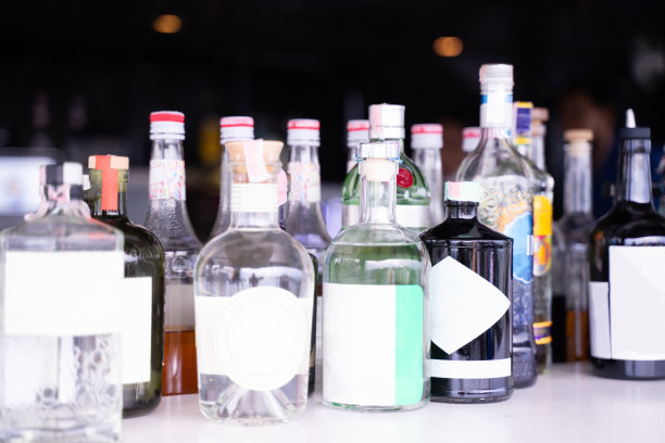 各种各样的酒瓶排列在货架上的特写镜头，非常适合夜生活图片下载