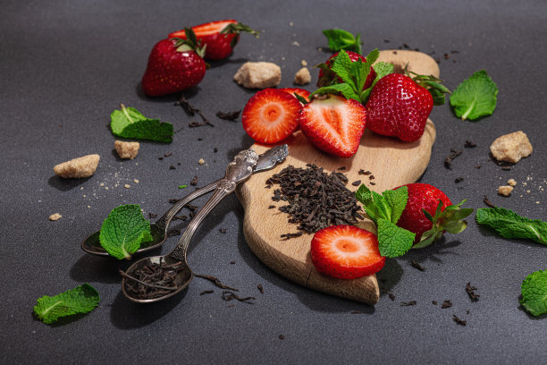 清凉的夏日饮品。干茶叶，新鲜水果和草药。一套煮茶的配料图片下载