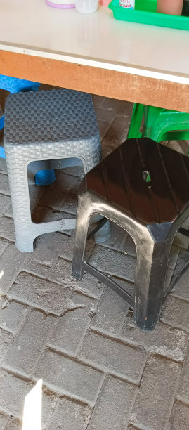 桌子下面的塑料椅子图片下载