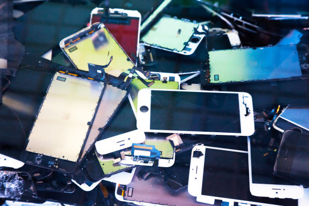 一堆破旧的智能手机，触摸屏也坏了。图片下载