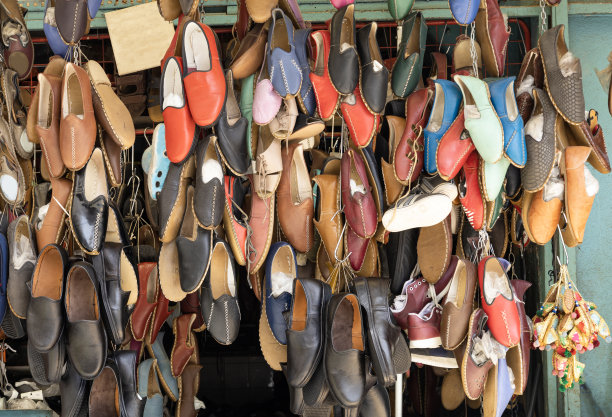 手工制作的彩色鞋履，称为“也门”挂靴、皮鞋图片下载